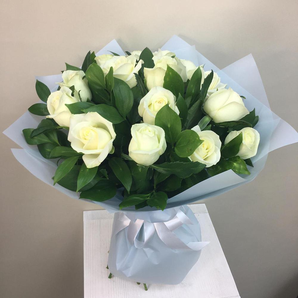 Букет 15 Белых роз Проуд в Белогорске Амурской области