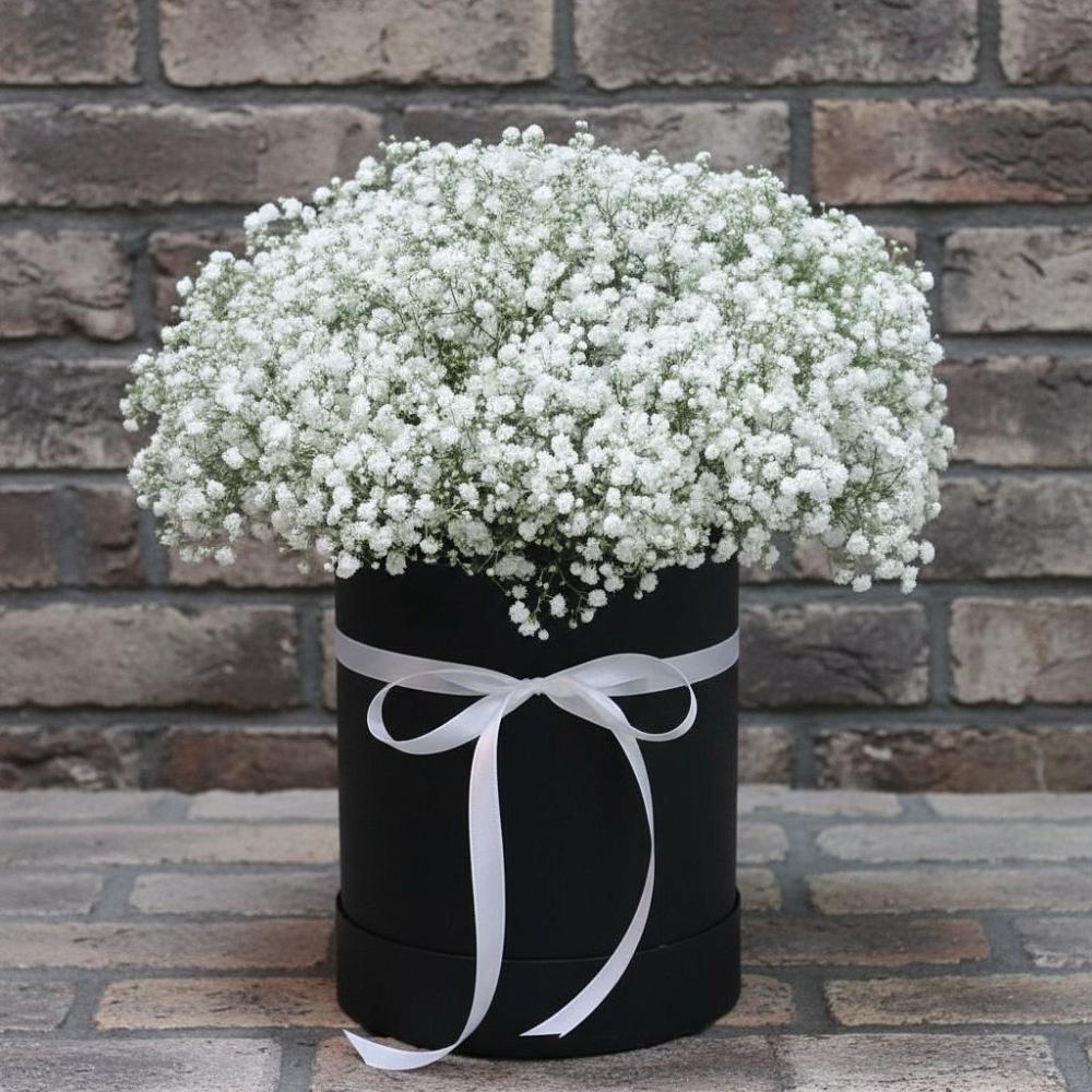 Цветочная композиция из Гипсофила в шляпной коробке в Белогорске Амурской области