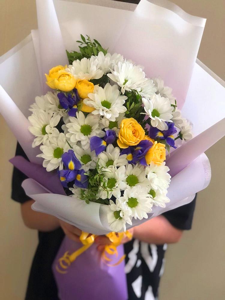 Букет цветов из: Ирисы, Хризантемы и Розы в Белогорске Амурской области