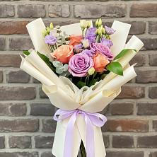 Букет цветов из:  Лизиантусы и Розы в Белогорске Амурской области