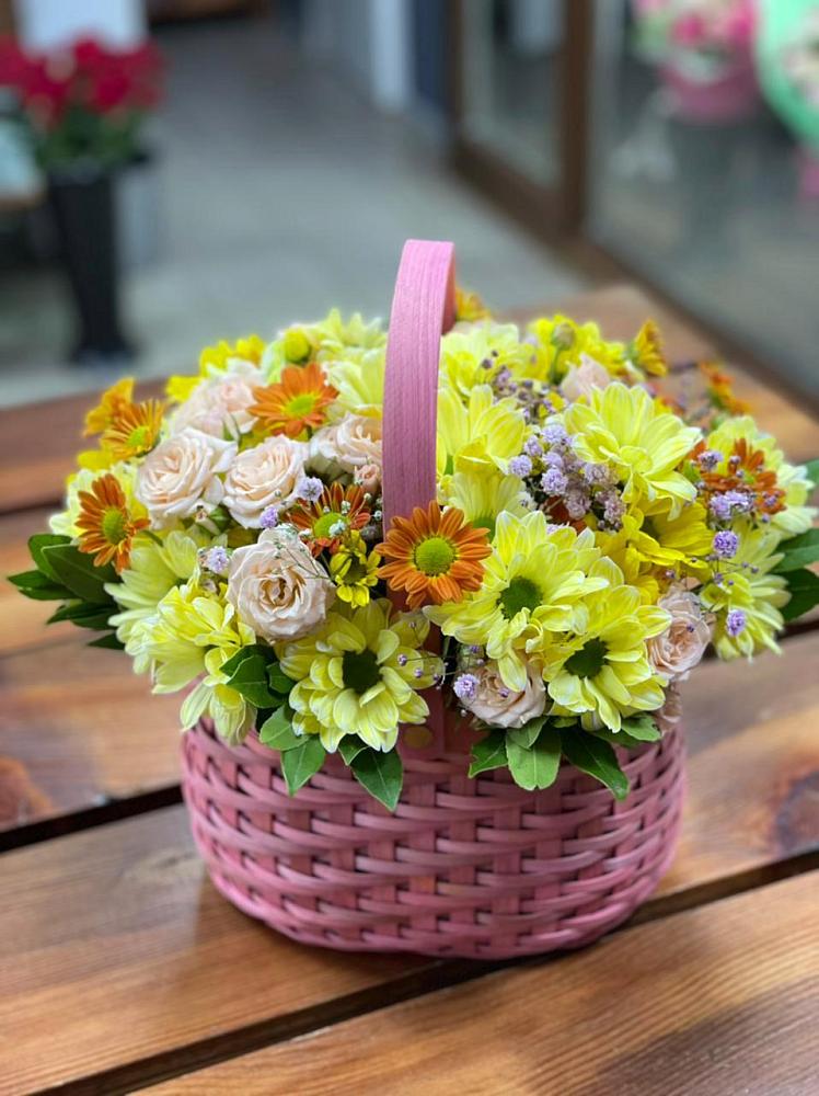 Цветочная композиция из Хризантемы и Розы в корзине в Белогорске Амурской области
