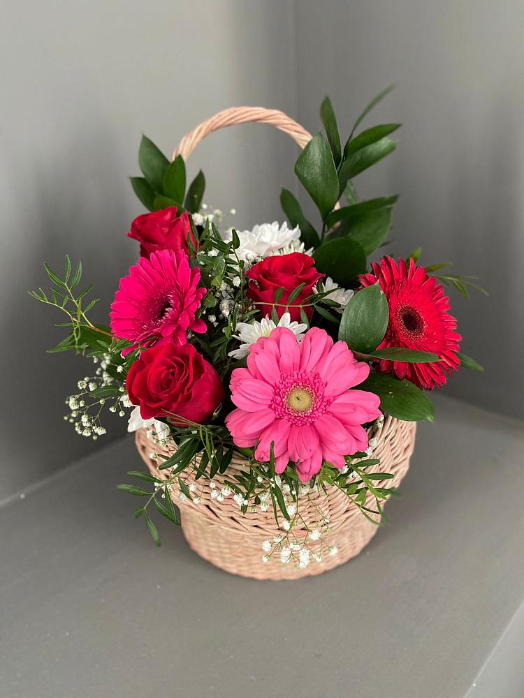 Цветочная композиция из Розы, Хризантемы и Герберы в корзине в Белогорске Амурской области