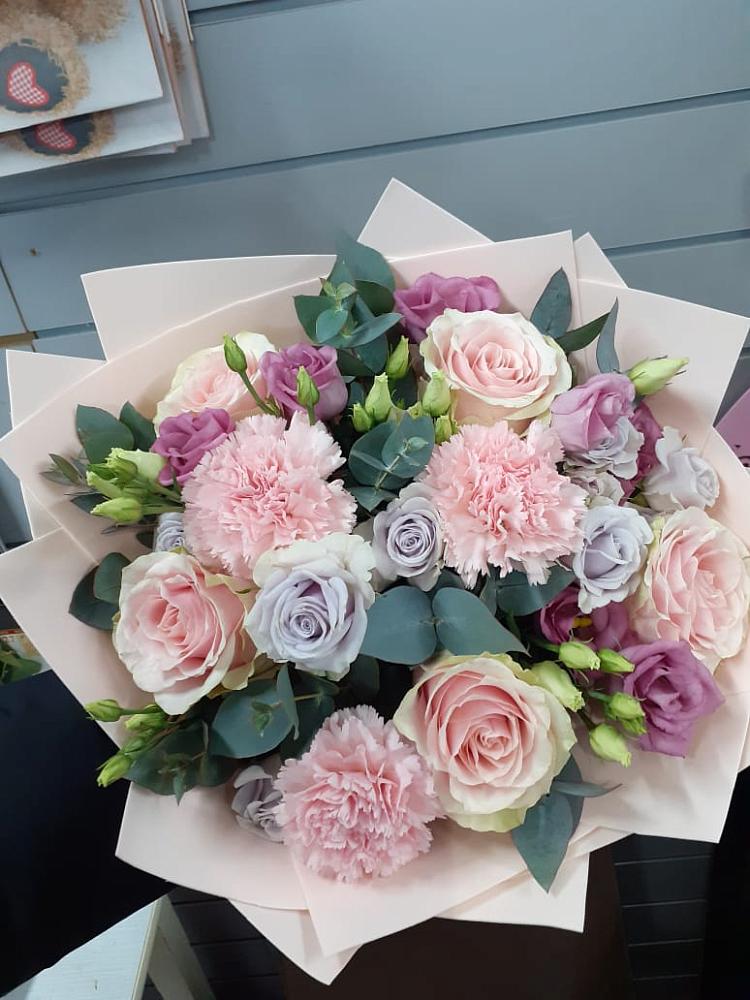 Букет цветов из: Розы, Гвоздики и Лизиантусы в Белогорске Амурской области